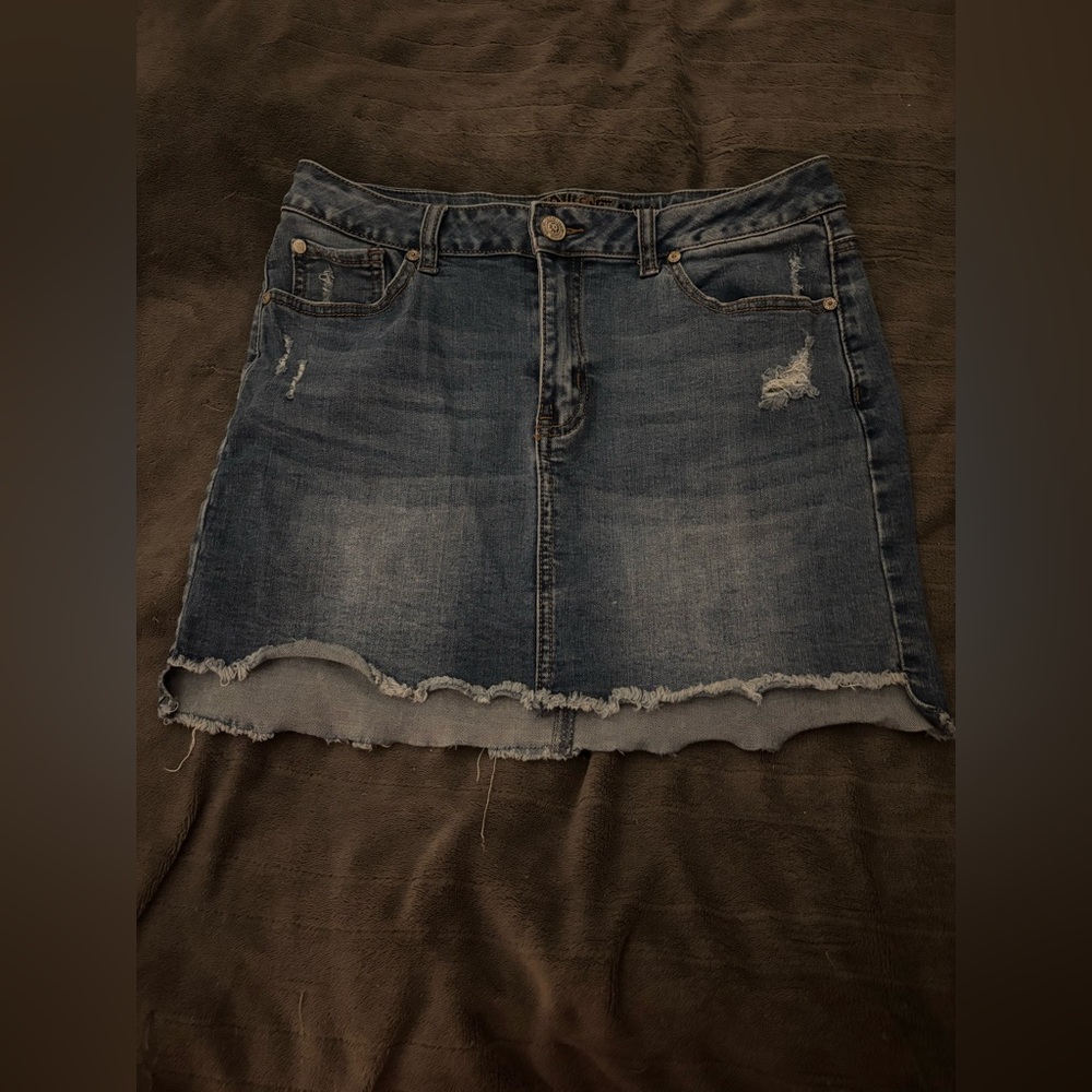 ENJEAN medium wash denim mini skirt. Size Large